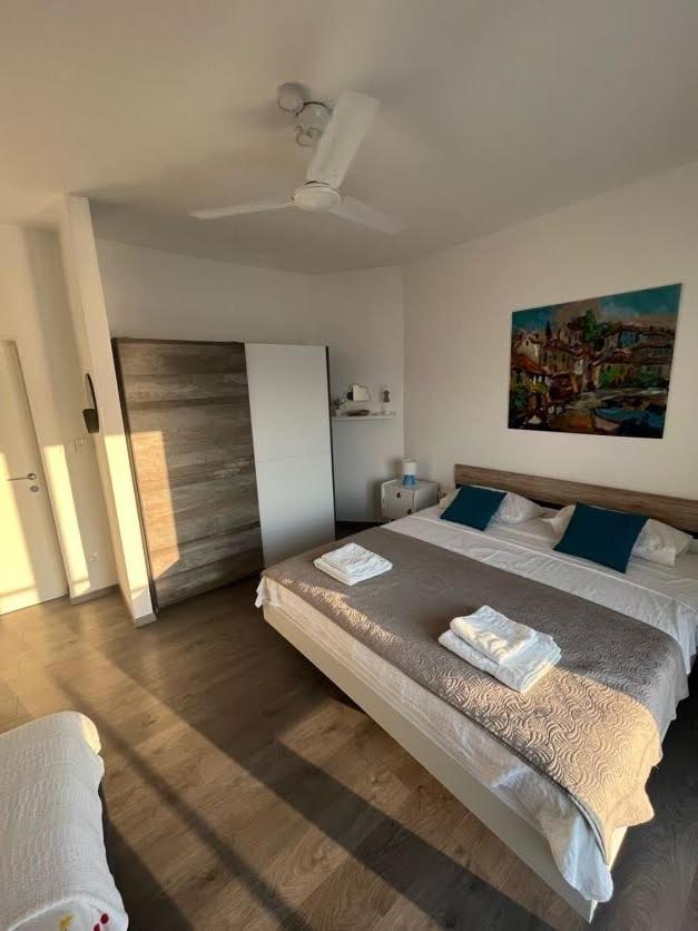 Blue Art Apartment سفيتي يوراي المظهر الخارجي الصورة